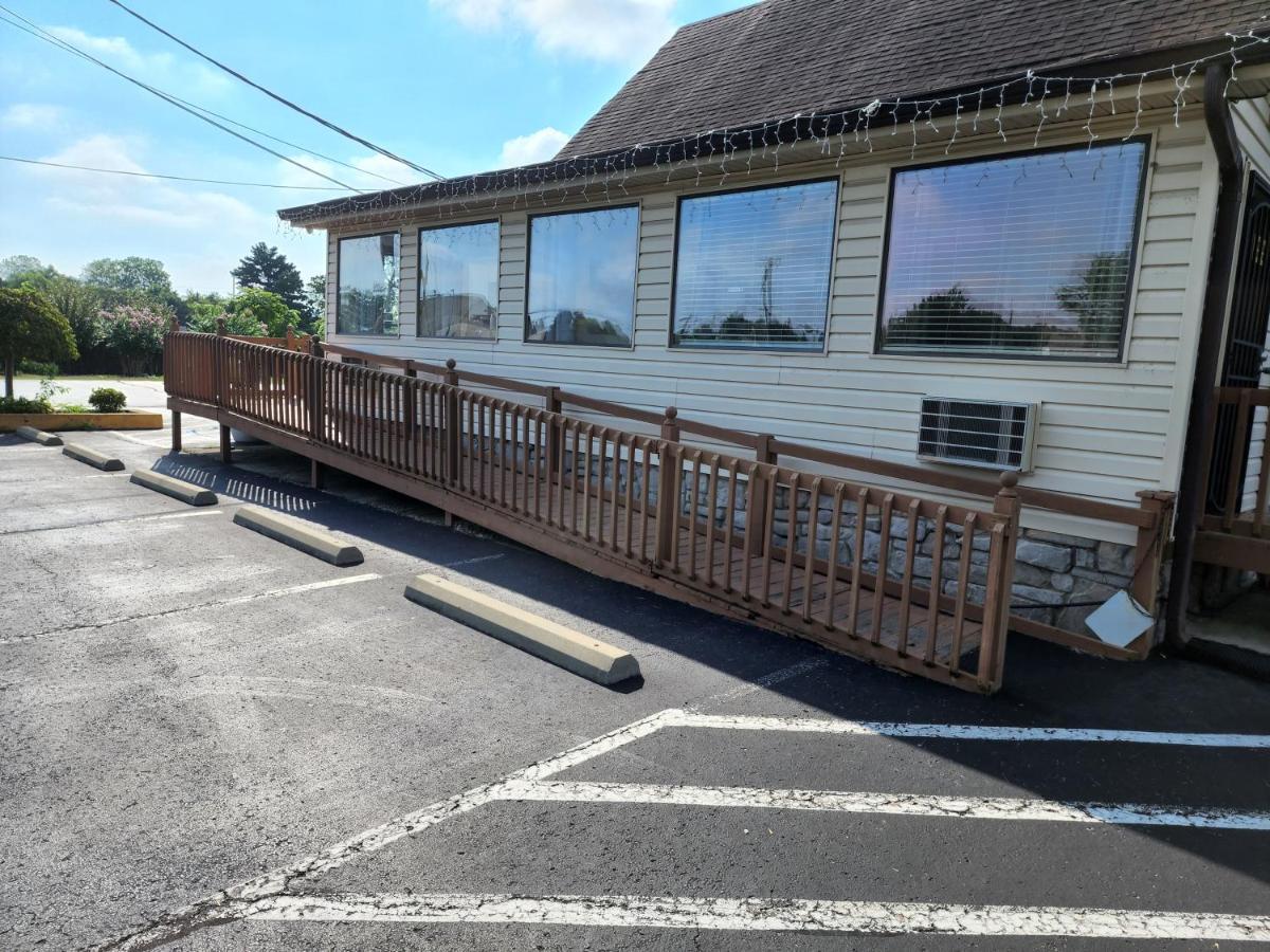 Drakes Creek Inn - Formerly The Relax Inn Hendersonville Exterior photo