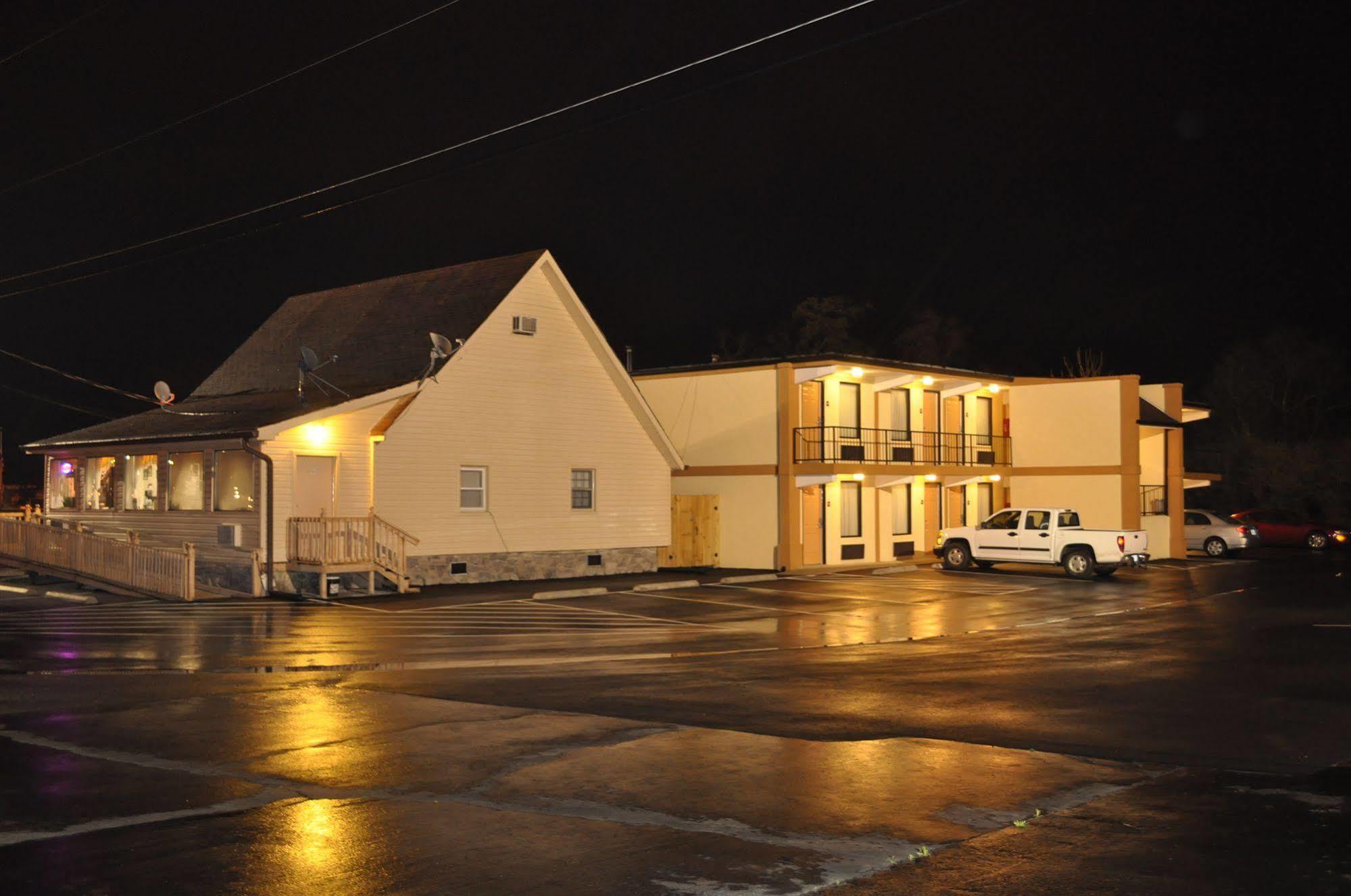 Drakes Creek Inn - Formerly The Relax Inn Hendersonville Exterior photo